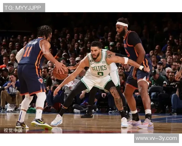 兰德尔表现出色17投10中贡献23分10篮板4助攻带领球队取得胜利